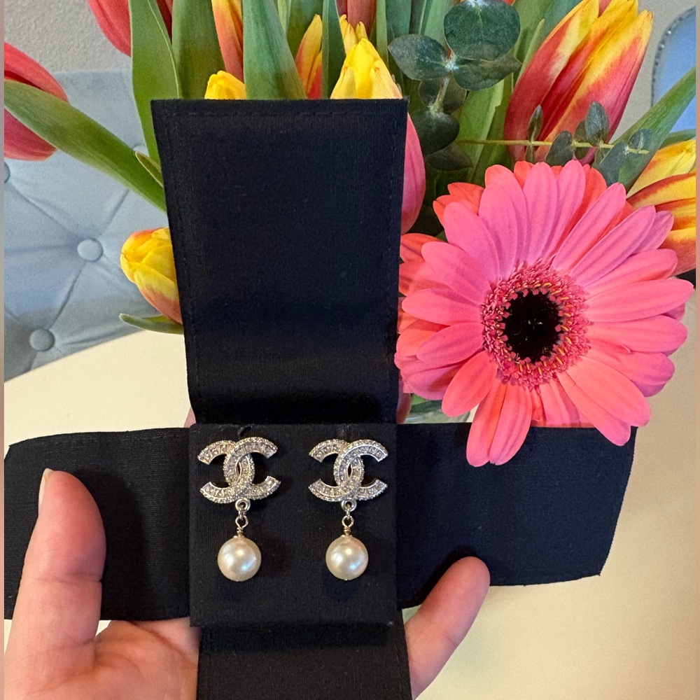 AUTHENTIC CHANEL Classic cc pearl drop earrings.